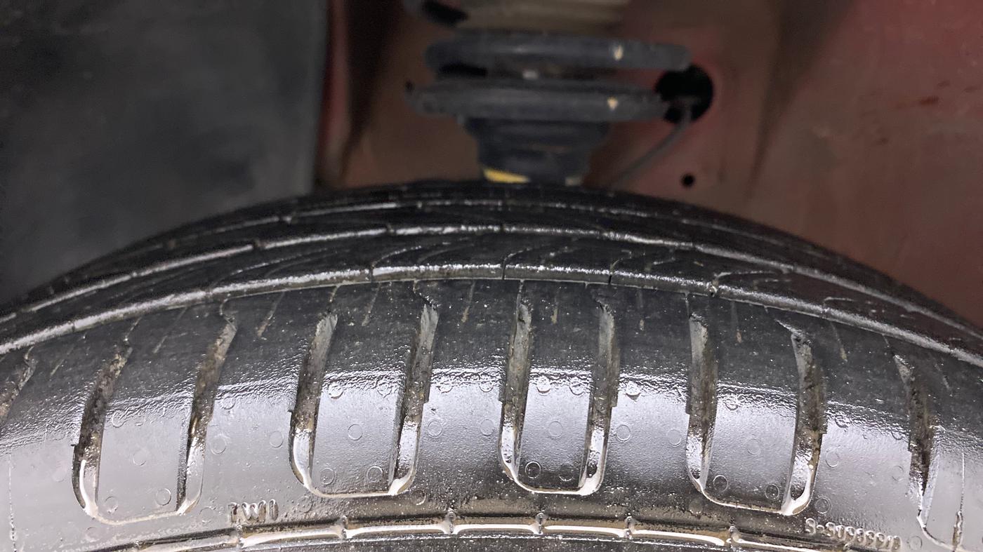 2018 Maruti IGNIS ALPHA 1.2 AMT DUAL TONE, Petrol, Automatic, 79,333 km, Left Front Tyre Tread