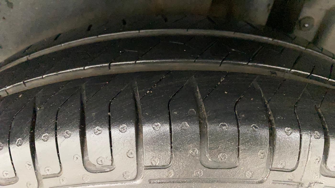 2015 Maruti Swift VXI, Petrol, Manual, 85,182 km, Left Rear Tyre Tread