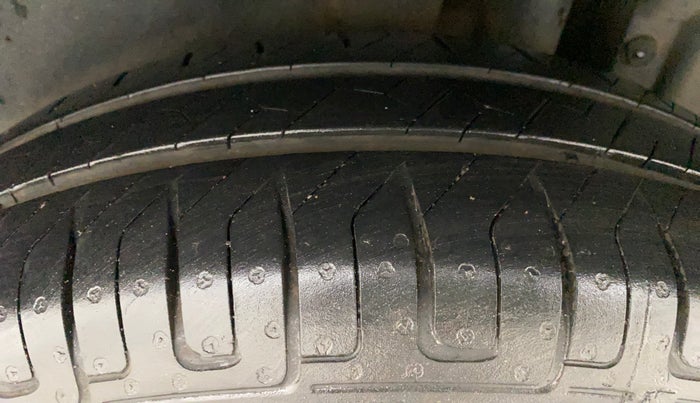 2015 Maruti Swift VXI, Petrol, Manual, 85,182 km, Left Rear Tyre Tread