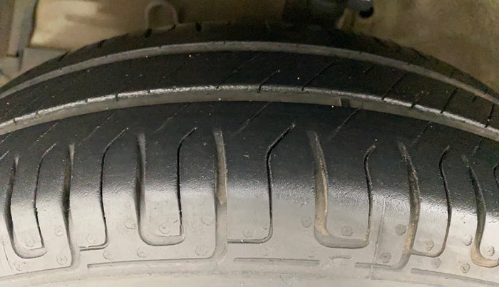 2015 Maruti Swift VXI, Petrol, Manual, 85,182 km, Left Front Tyre Tread