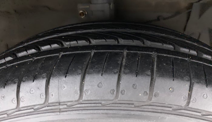 2018 Maruti Ciaz DELTA 1.5 SHVS MT PETROL, Petrol, Manual, 64,764 km, Right Front Tyre Tread