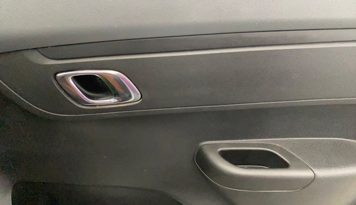 2020 Renault Kwid RXT 1.0 AMT (O), Petrol, Automatic, 29,168 km, Driver Side Door Panels Control