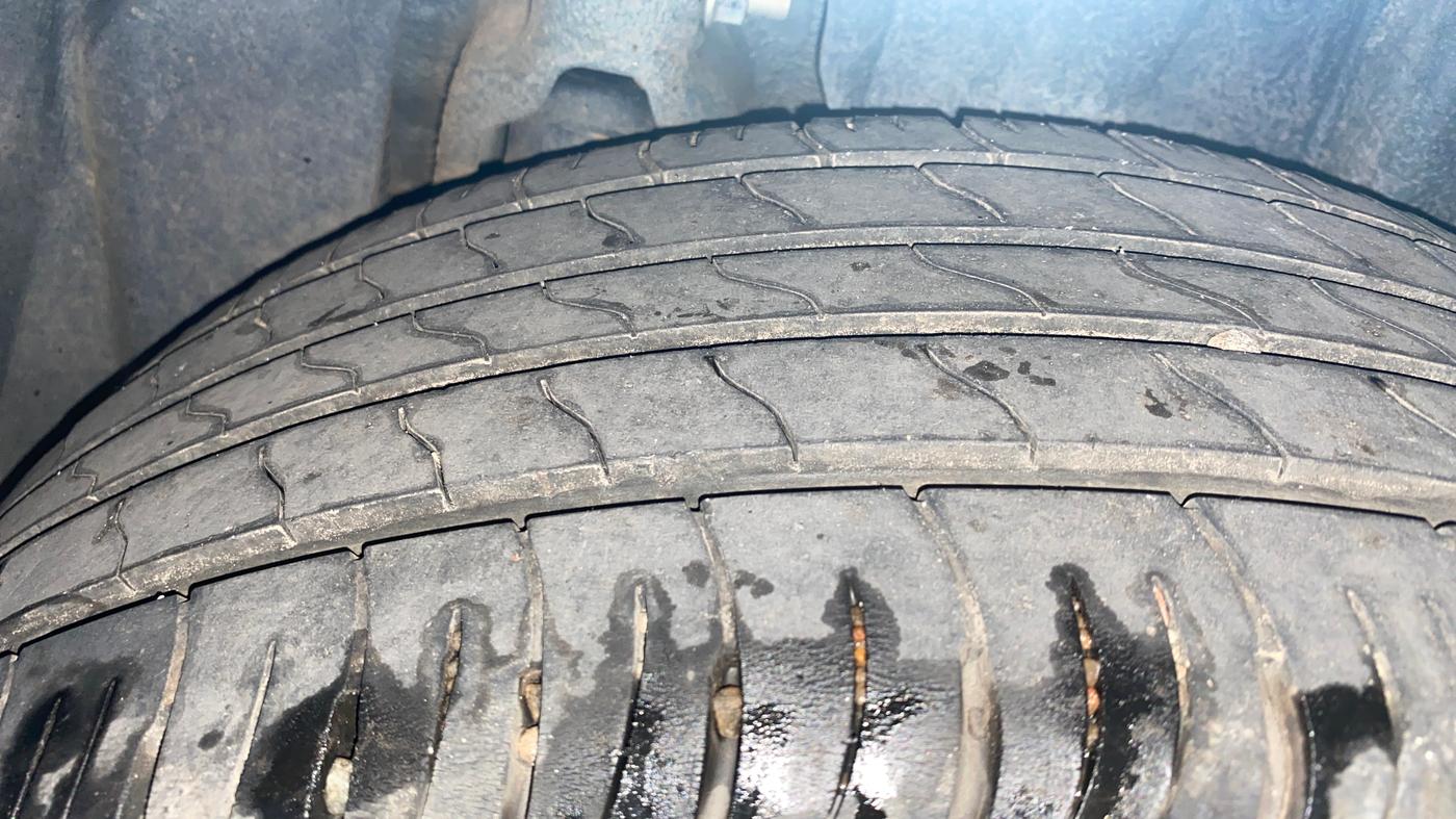 2021 Mahindra XUV300 W8 (O) 1.2 PETROL AMT, Petrol, Automatic, 29,784 km, Left Rear Tyre Tread