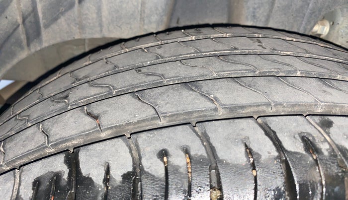 2021 Mahindra XUV300 W8 (O) 1.2 PETROL AMT, Petrol, Automatic, 29,784 km, Right Rear Tyre Tread