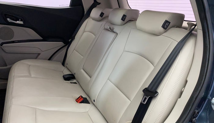 2021 Mahindra XUV300 W8 (O) 1.2 PETROL AMT, Petrol, Automatic, 29,784 km, Right Side Rear Door Cabin