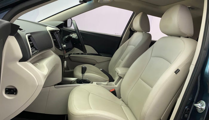 2021 Mahindra XUV300 W8 (O) 1.2 PETROL AMT, Petrol, Automatic, 29,784 km, Right Side Front Door Cabin