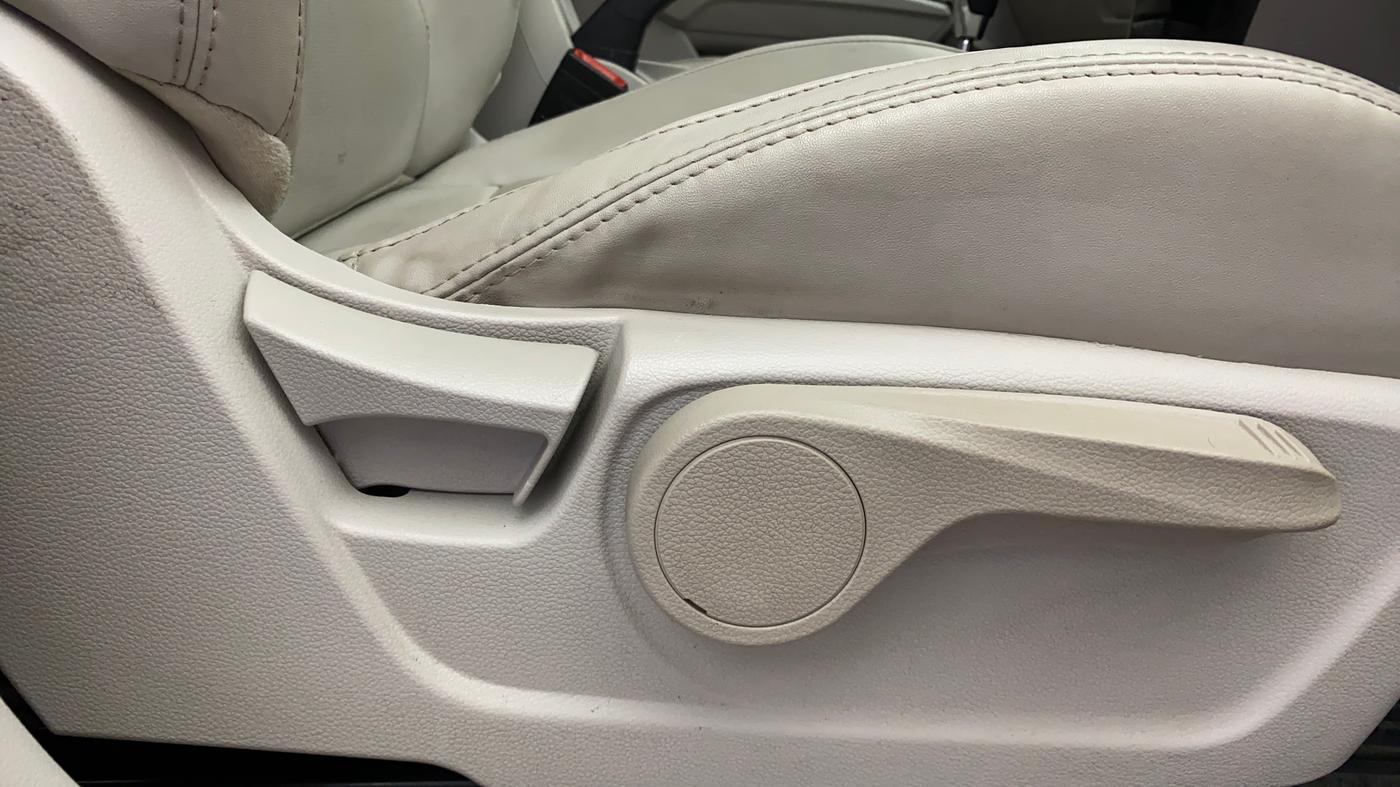 2021 Mahindra XUV300 W8 (O) 1.2 PETROL AMT, Petrol, Automatic, 29,784 km, Driver Side Adjustment Panel