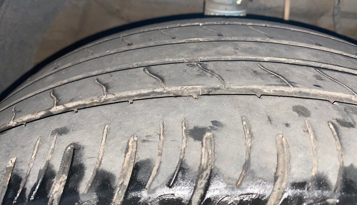 2021 Mahindra XUV300 W8 (O) 1.2 PETROL AMT, Petrol, Automatic, 29,784 km, Right Front Tyre Tread