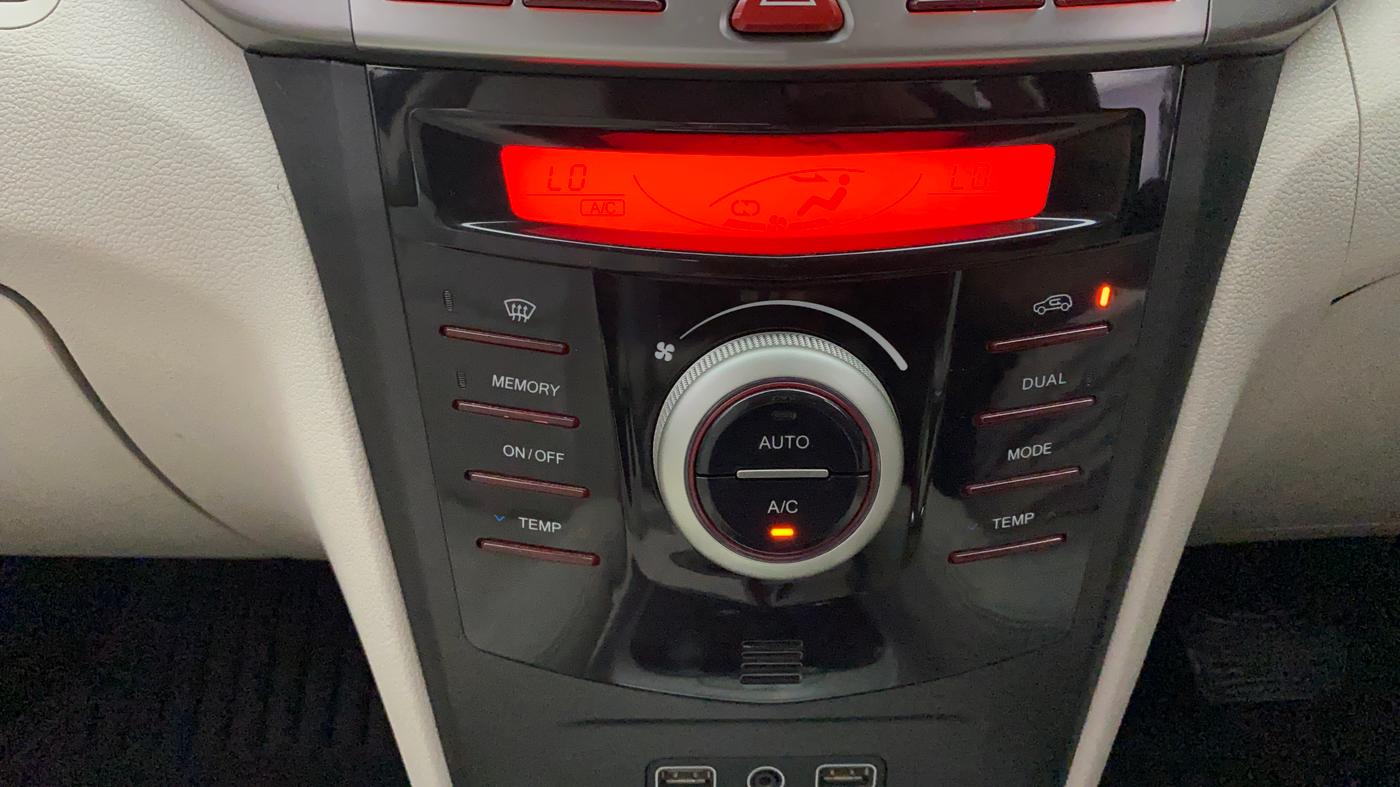 2021 Mahindra XUV300 W8 (O) 1.2 PETROL AMT, Petrol, Automatic, 29,784 km, Automatic Climate Control