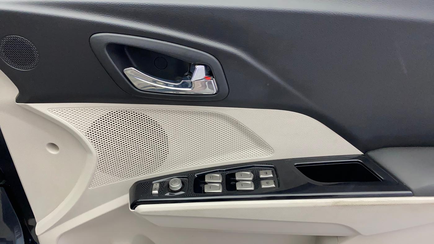 2021 Mahindra XUV300 W8 (O) 1.2 PETROL AMT, Petrol, Automatic, 29,784 km, Driver Side Door Panels Control