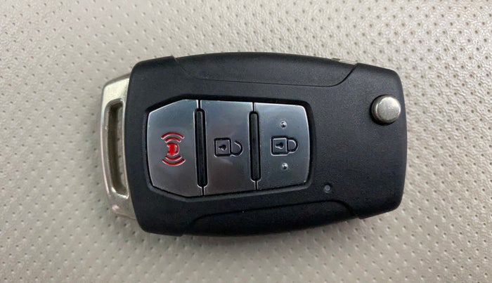 2021 Mahindra XUV300 W8 (O) 1.2 PETROL AMT, Petrol, Automatic, 29,784 km, Key Close Up