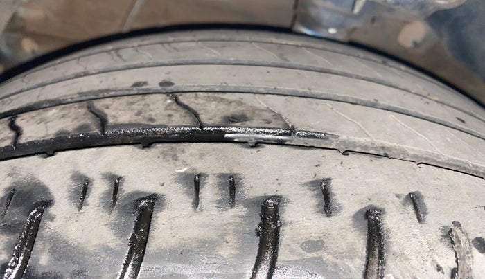 2021 Mahindra XUV300 W8 (O) 1.2 PETROL AMT, Petrol, Automatic, 29,784 km, Left Front Tyre Tread