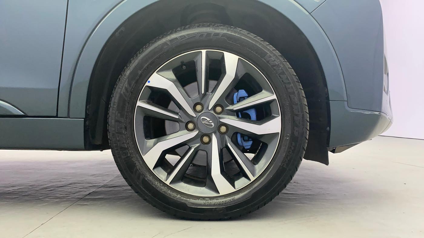 2021 Mahindra XUV300 W8 (O) 1.2 PETROL AMT, Petrol, Automatic, 29,784 km, Right Front Wheel