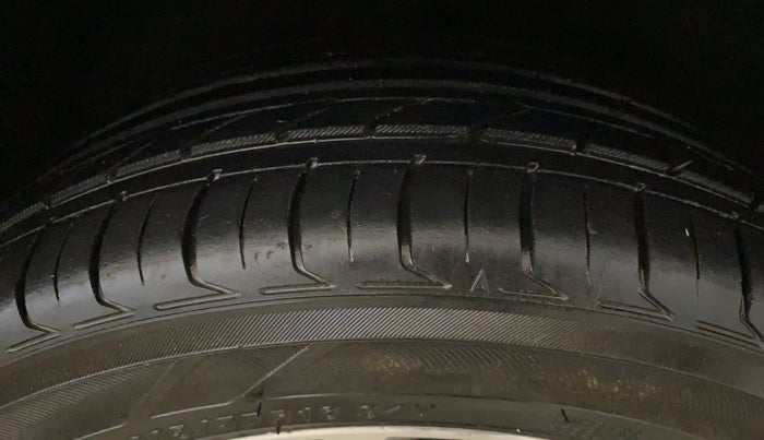 2015 Toyota Corolla Altis G PETROL, Petrol, Manual, 68,892 km, Right Front Tyre Tread