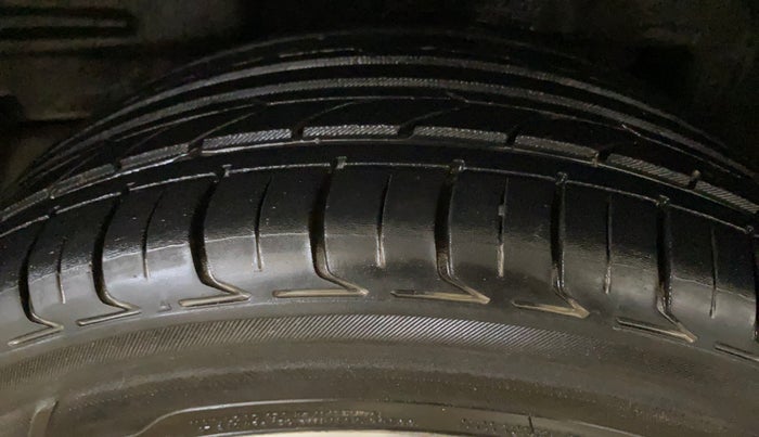 2015 Toyota Corolla Altis G PETROL, Petrol, Manual, 68,892 km, Right Rear Tyre Tread