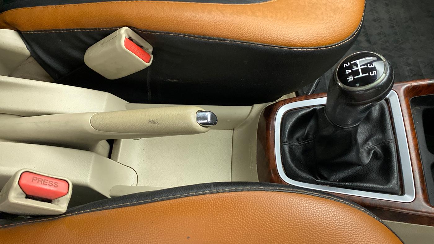 2018 Maruti Dzire VDI, Diesel, Manual, 97,390 km, Gear Lever