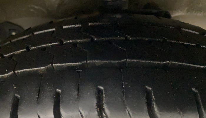 2020 Maruti Eeco 5 STR WITH A/C+HTR, Petrol, Manual, 56,475 km, Right Front Tyre Tread
