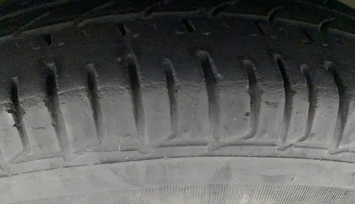 2014 Hyundai i10 MAGNA 1.1, Petrol, Manual, 37,796 km, Right Front Tyre Tread