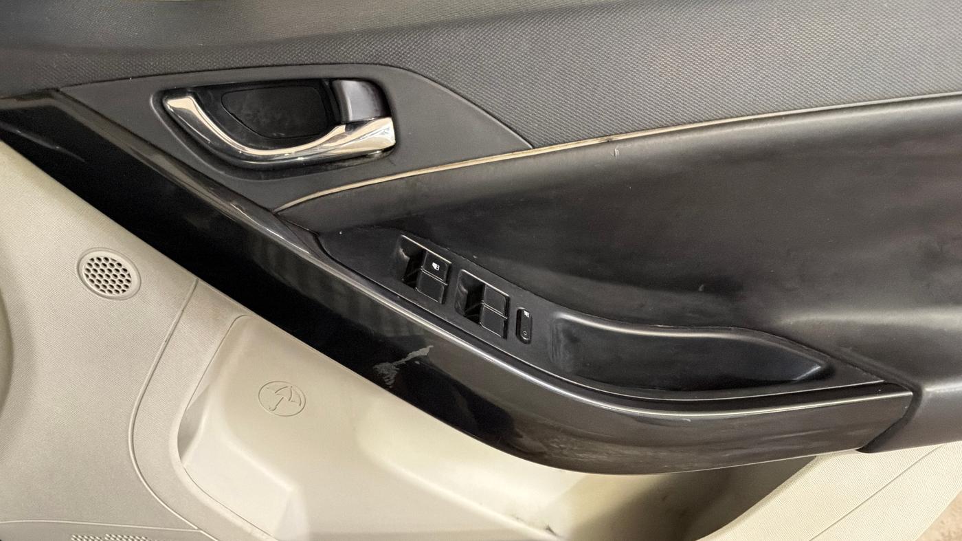 2022 Tata NEXON XZ PLUS PETROL, CNG, Manual, 91,247 km, Driver Side Door Panels Control