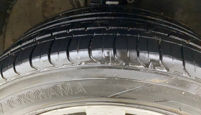 2017 Volkswagen Ameo HIGHLINE1.2L, Petrol, Manual, 1,30,371 km, Right Front Tyre Tread