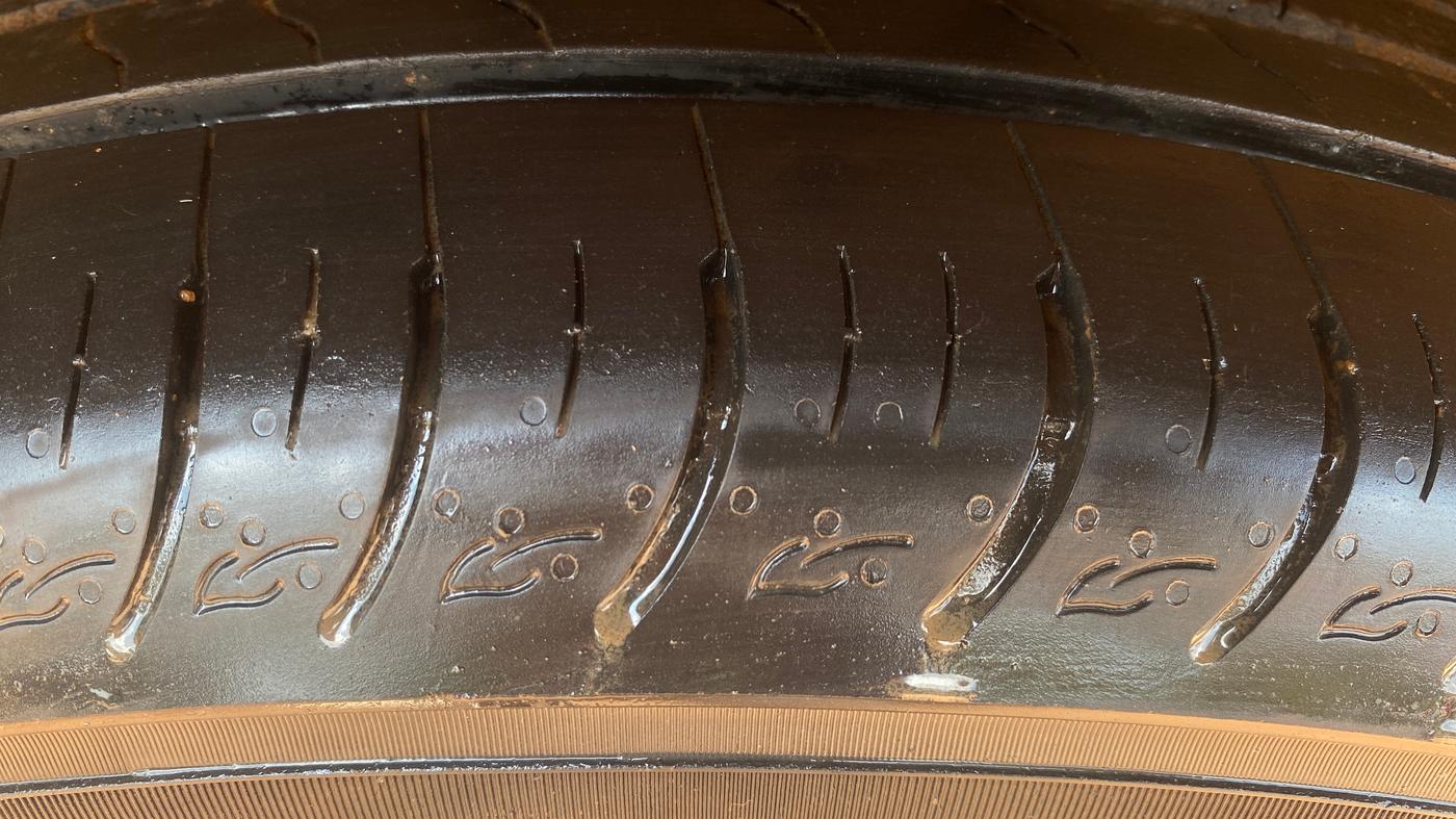 2019 Mahindra XUV300 W6 1.5 DIESEL AMT, Diesel, Automatic, 1,30,259 km, Right Front Tyre Tread