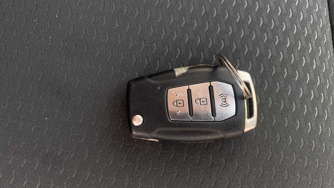 2019 Mahindra XUV300 W6 1.5 DIESEL AMT, Diesel, Automatic, 1,30,259 km, Key Close Up