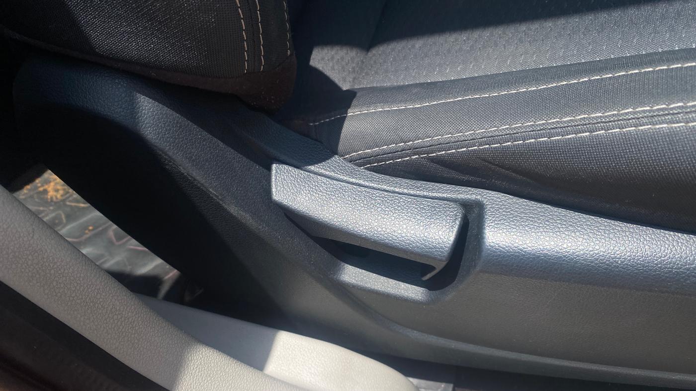 2019 Mahindra XUV300 W6 1.5 DIESEL AMT, Diesel, Automatic, 1,30,259 km, Driver Side Adjustment Panel