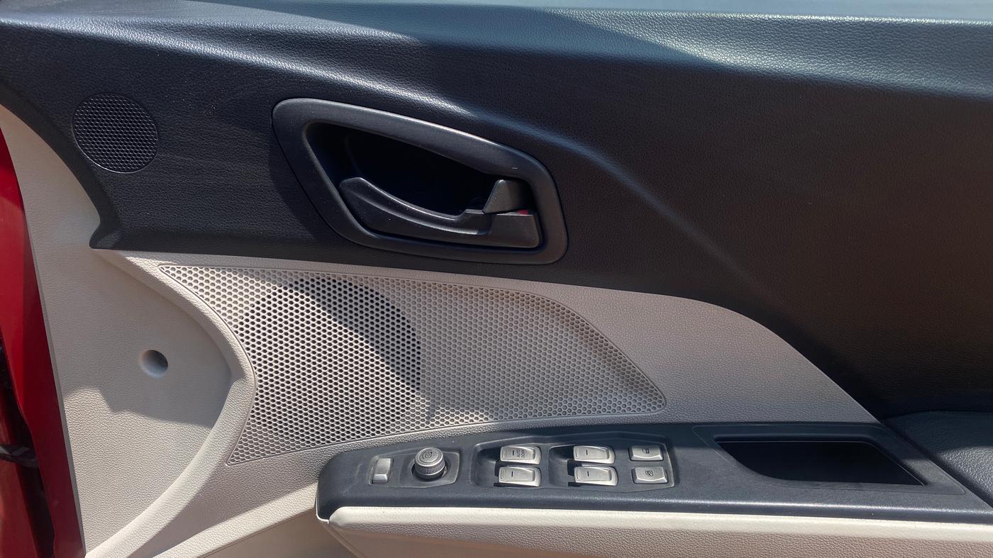 2019 Mahindra XUV300 W6 1.5 DIESEL AMT, Diesel, Automatic, 1,30,259 km, Driver Side Door Panels Control