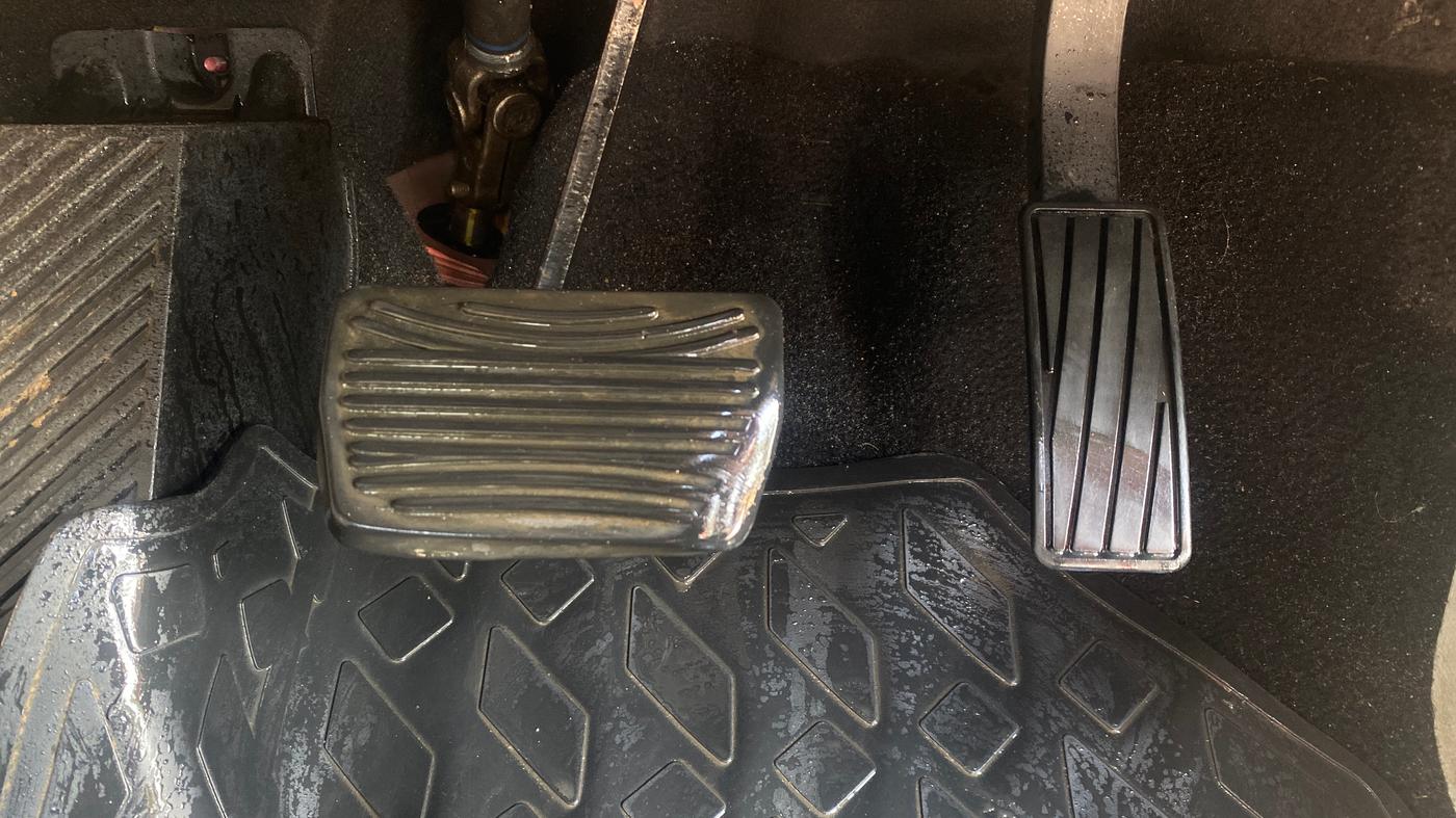 2019 Mahindra XUV300 W6 1.5 DIESEL AMT, Diesel, Automatic, 1,30,259 km, Pedals