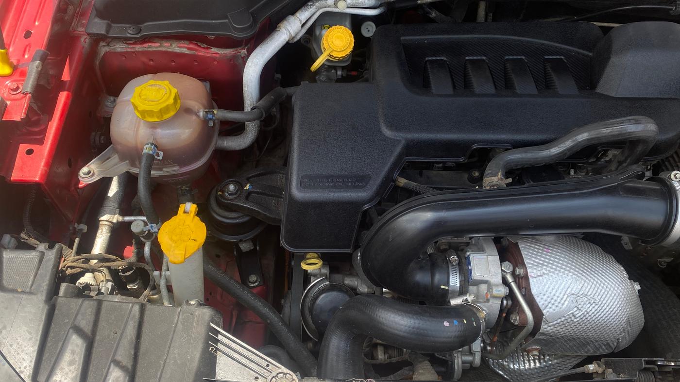 2019 Mahindra XUV300 W6 1.5 DIESEL AMT, Diesel, Automatic, 1,30,259 km, Engine View - Right