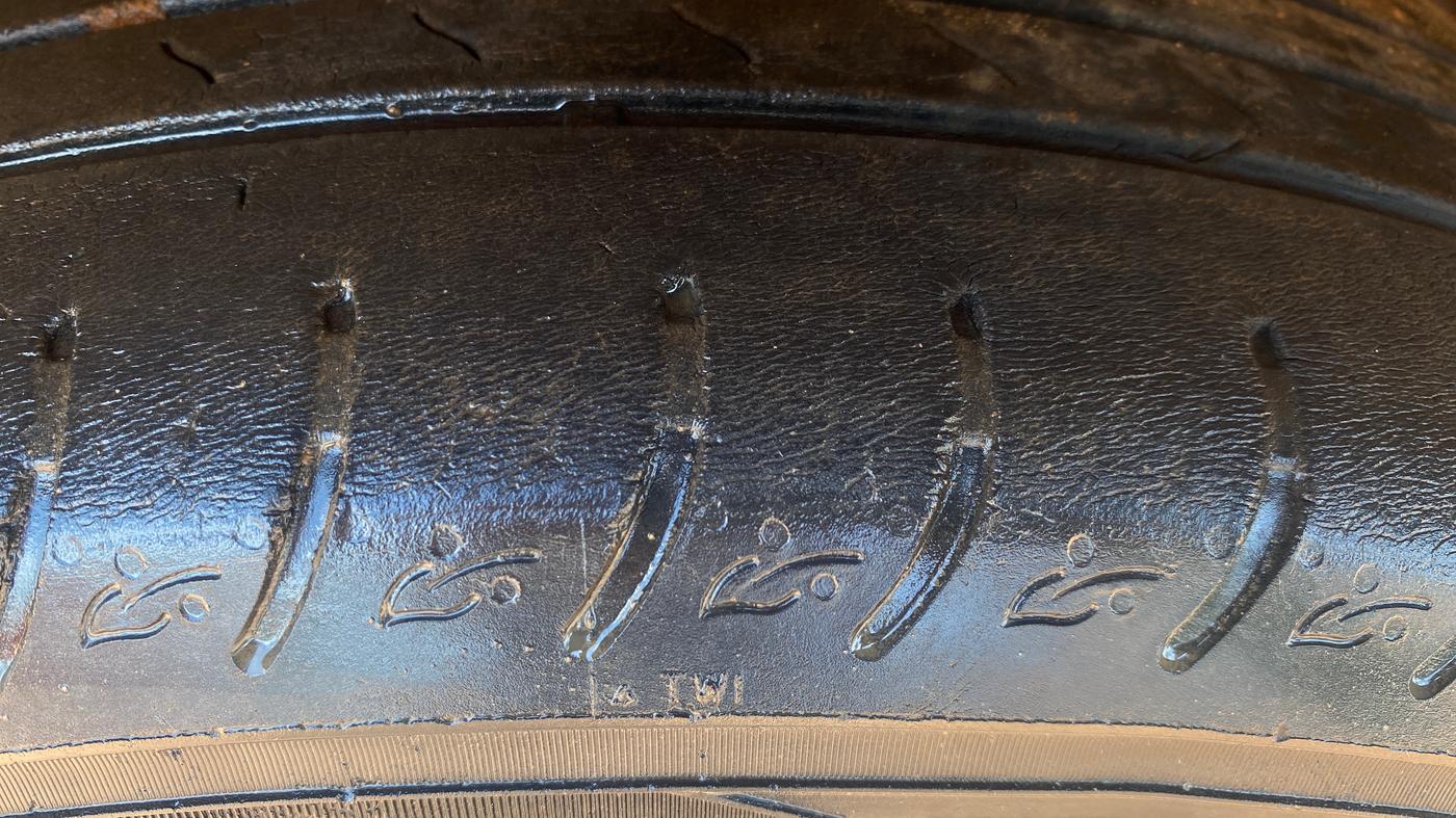 2019 Mahindra XUV300 W6 1.5 DIESEL AMT, Diesel, Automatic, 1,30,259 km, Left Front Tyre Tread