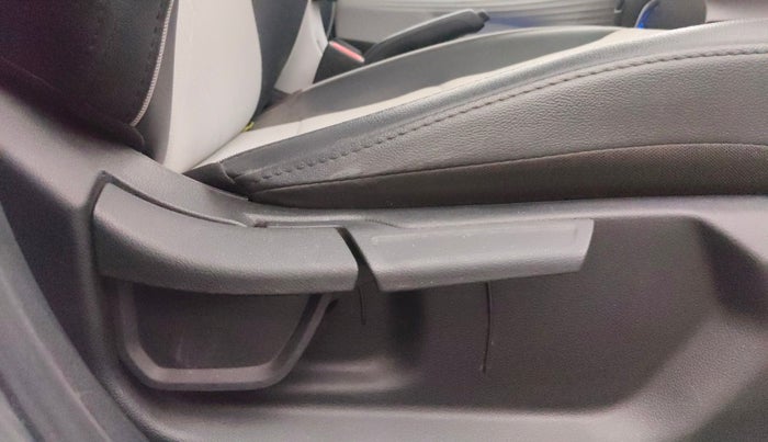 2024 Hyundai NEW I20 ASTA (O) 1.2 IVT, Petrol, Automatic, 9,274 km, Driver Side Adjustment Panel