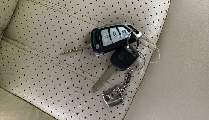 2017 Honda Amaze 1.2L I-VTEC S, CNG, Manual, 74,124 km, Key Close Up