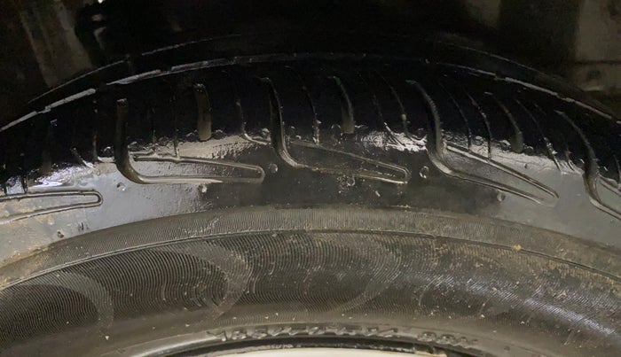 2017 Honda Amaze 1.2L I-VTEC S, CNG, Manual, 74,124 km, Right Rear Tyre Tread