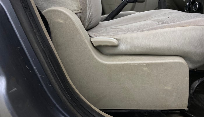 2013 Mahindra Verito 1.5 D4, Diesel, Manual, 1,27,281 km, Driver Side Adjustment Panel