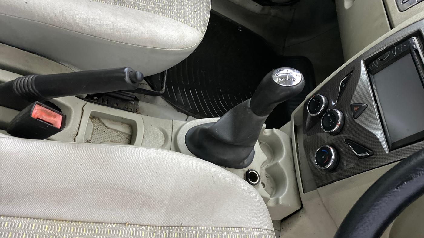 2013 Mahindra Verito 1.5 D4, Diesel, Manual, 1,27,378 km, Gear Lever