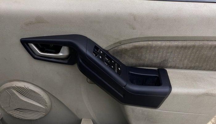 2013 Mahindra Verito 1.5 D4, Diesel, Manual, 1,27,281 km, Driver Side Door Panels Control