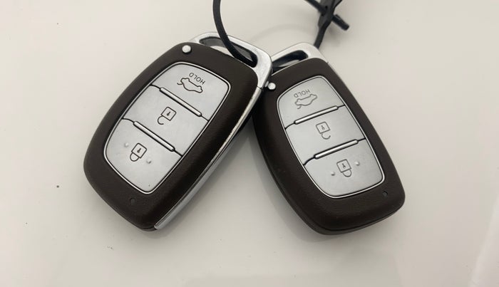 2023 Hyundai AURA SX 1.2 CNG, CNG, Manual, 30,976 km, Key Close Up