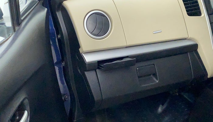 2017 Maruti Wagon R 1.0 LXI CNG, CNG, Manual, 82,703 km, Dashboard - Cup holder not working