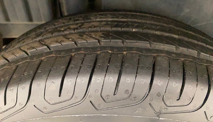 2013 Maruti Swift ZXI, Petrol, Manual, 46,565 km, Right Rear Tyre Tread