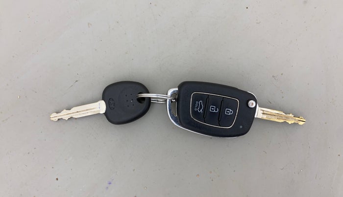 2021 Hyundai AURA S 1.2 CNG, CNG, Manual, 87,394 km, Key Close Up