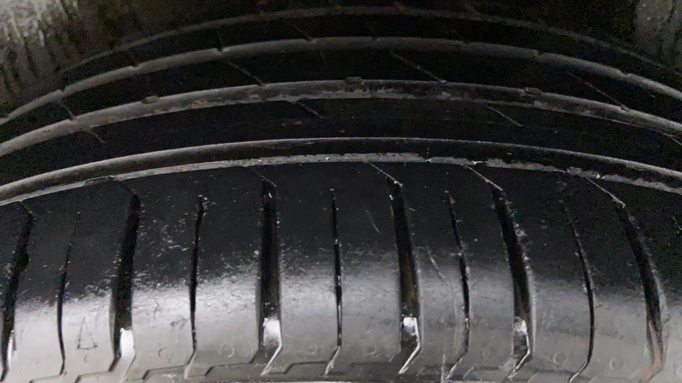2015 Maruti Ciaz ZDI+, Diesel, Manual, 1,04,013 km, Left Rear Tyre Tread