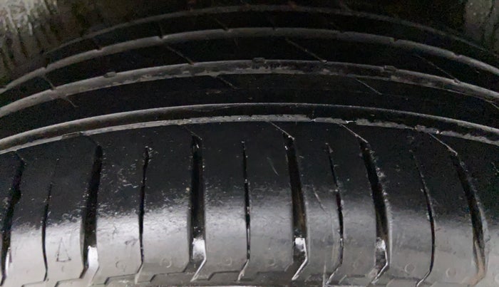 2015 Maruti Ciaz ZDI+, Diesel, Manual, 1,04,013 km, Left Rear Tyre Tread
