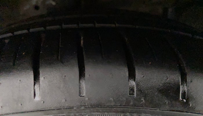 2015 Maruti Ciaz ZDI+, Diesel, Manual, 1,04,013 km, Right Front Tyre Tread