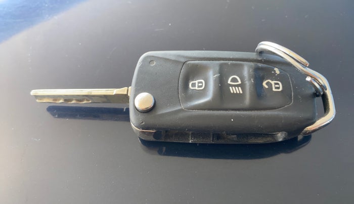 2022 Tata Tiago XT (O) PETROL, Petrol, Manual, 23,442 km, Key Close Up