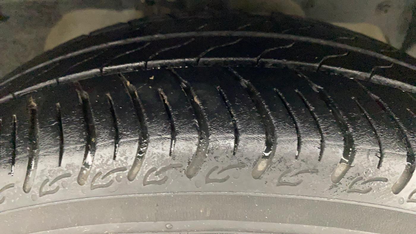 2019 Ford New Figo 1.2 TITANIUM, Petrol, Manual, 26,681 km, Right Front Tyre Tread