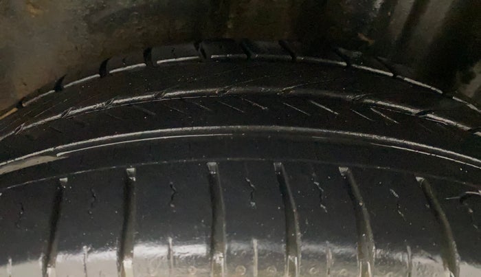 2012 Volkswagen Vento HIGHLINE DIESEL 1.6, Diesel, Manual, 73,895 km, Left Rear Tyre Tread