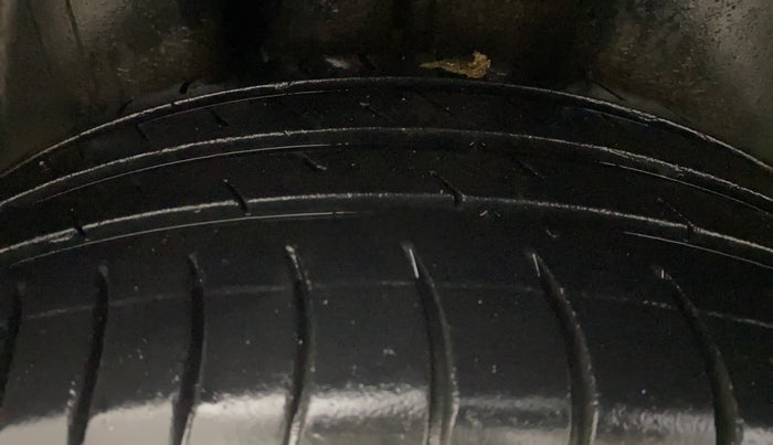 2012 Volkswagen Vento HIGHLINE DIESEL 1.6, Diesel, Manual, 73,895 km, Right Rear Tyre Tread