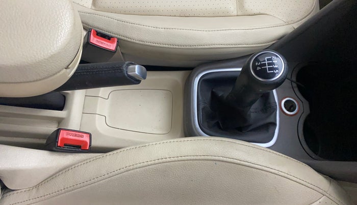 2012 Volkswagen Vento HIGHLINE DIESEL 1.6, Diesel, Manual, 73,895 km, Gear Lever