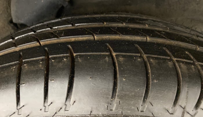 2011 Hyundai i10 MAGNA 1.1 IRDE2, Petrol, Manual, 32,393 km, Left Rear Tyre Tread